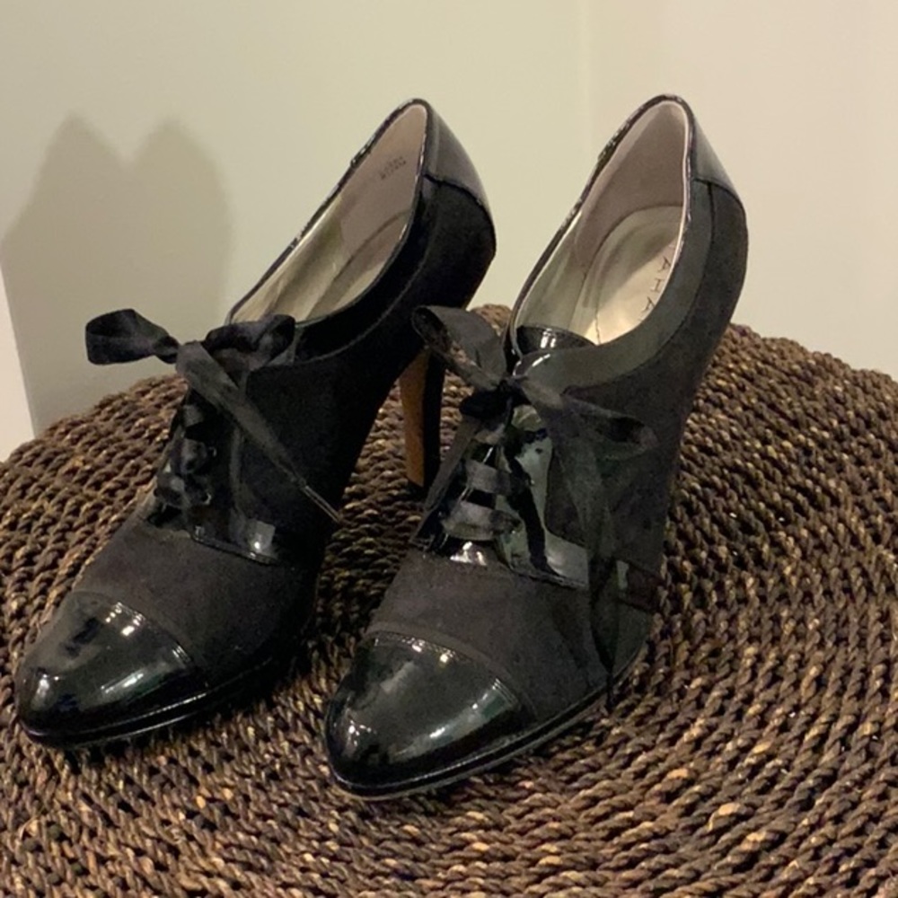 TAHARI Lace Up Heels S 8.5